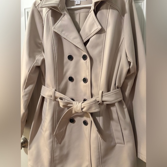 Liz Claiborne Women's Belted Lightweight Softshell Trench Coat - Picture 3 of 5